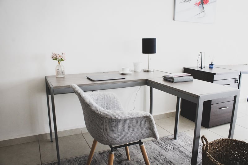 Aménager un espace de travail ergonomique dans un petit appartement en 2026 : astuces et conseils