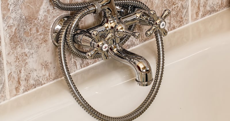 Installer un mitigeur thermostatique dans une douche : le guide simple